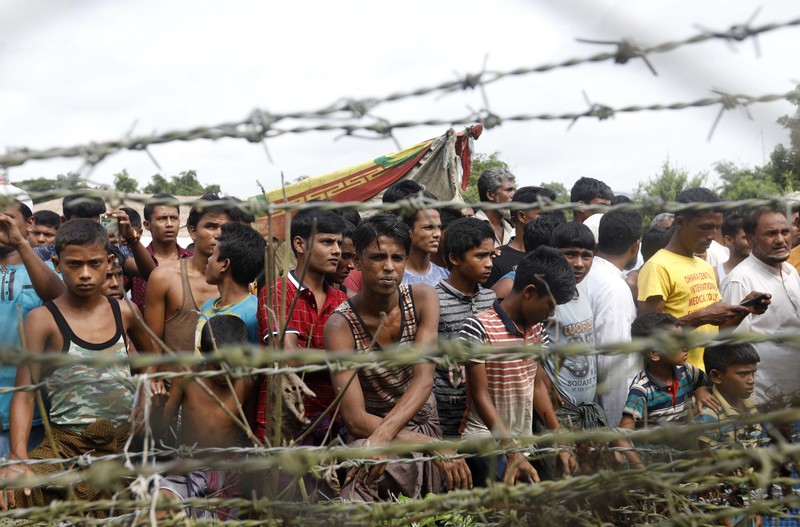 Rohingya citizens behind barbed wire/Aljazeera.