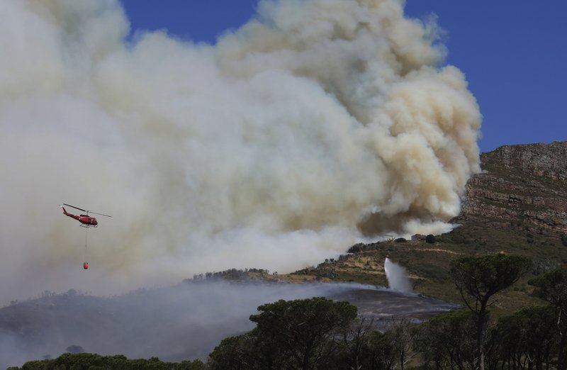 Fires are raging on Table Mountain, Cape Town[AP]