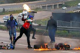 Supporters of President Jacob Zuma block the freeway in Peacevale [Reuters]