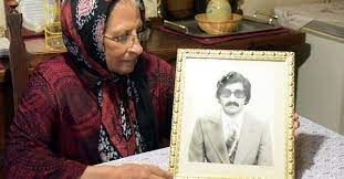 Hoosen Haffejee's sister Sarah holding a picture of her brother [Twitter]