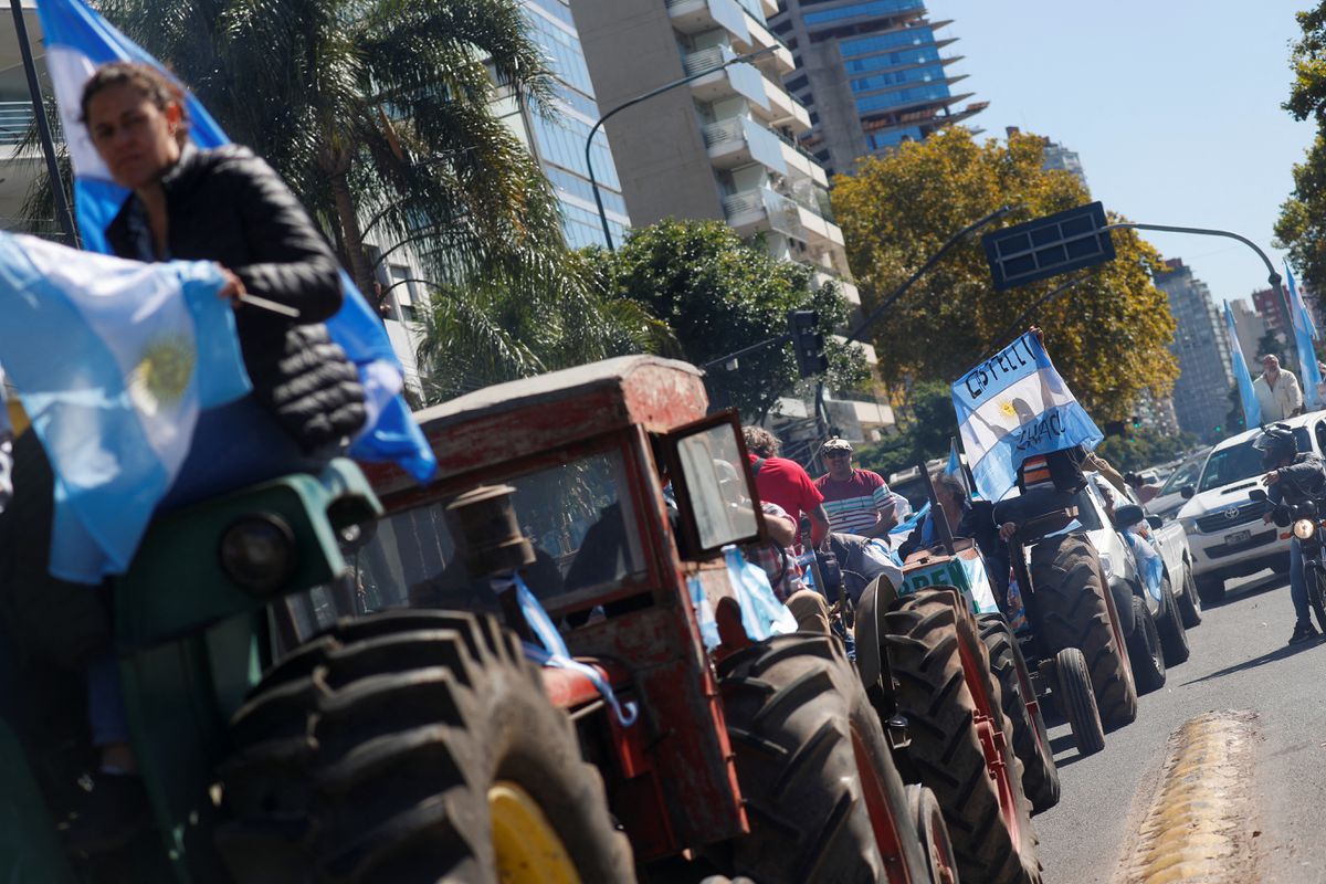 Argentinian farmers on their trucks/Reuters.