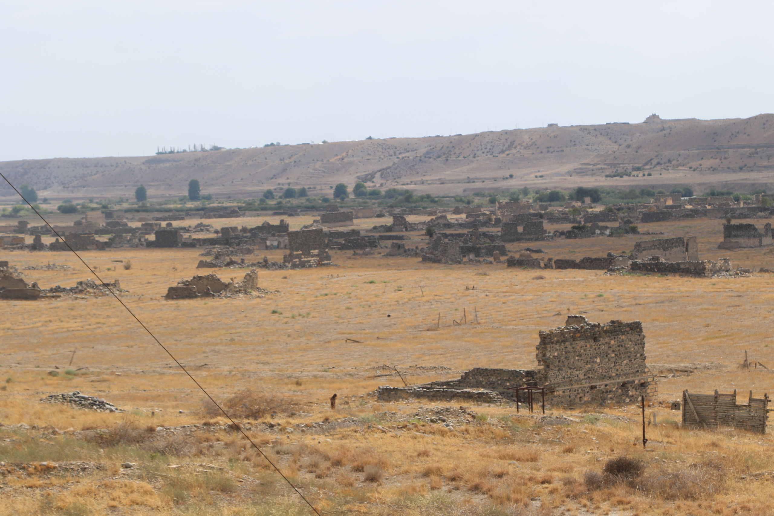 من آثار المعارك الطاحنة في منطقة قرة باغ بين أذربيجان وأرمينيا (الجزيرة)<br />  