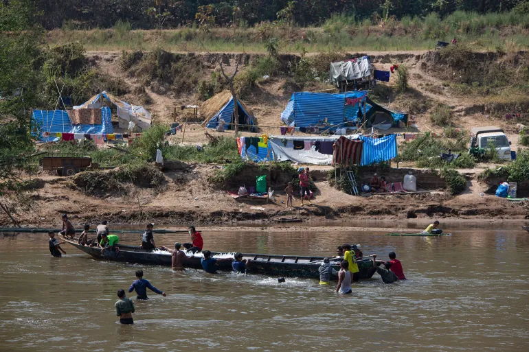 Thousands of people have crossed the border into Thailand/Aljazeera.