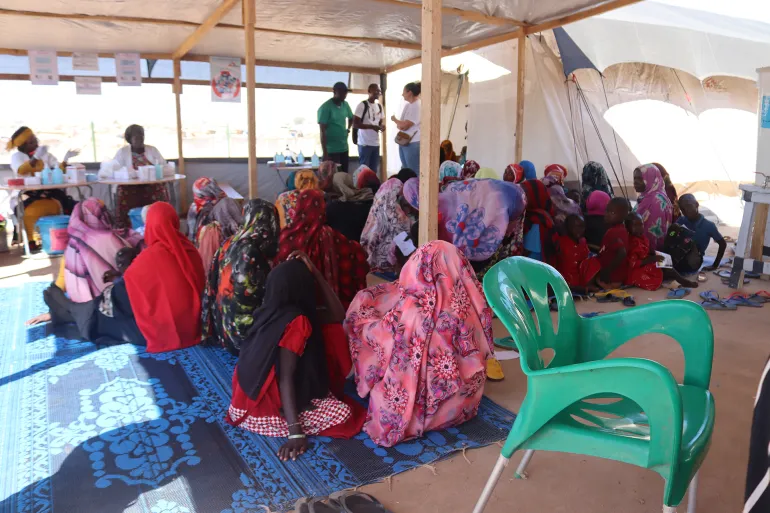 مرضى سودانيون في عيادة لمنظمة أطباء بلا حدود في أدري (الجزيرة)<br />  