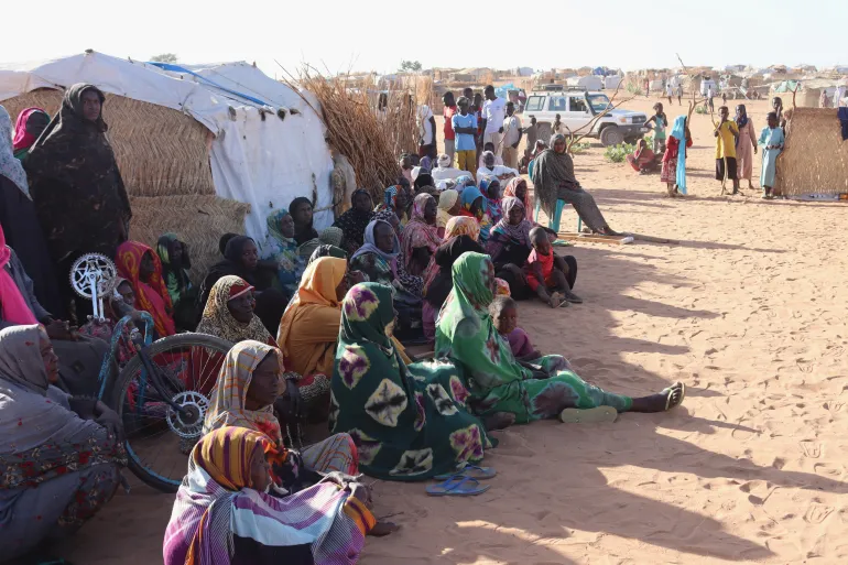 عنصر النساء يغلب على اللاجئين السودانيين في تشاد بعدما تعرض له الرجال من مجازر (الجزيرة)<br />  