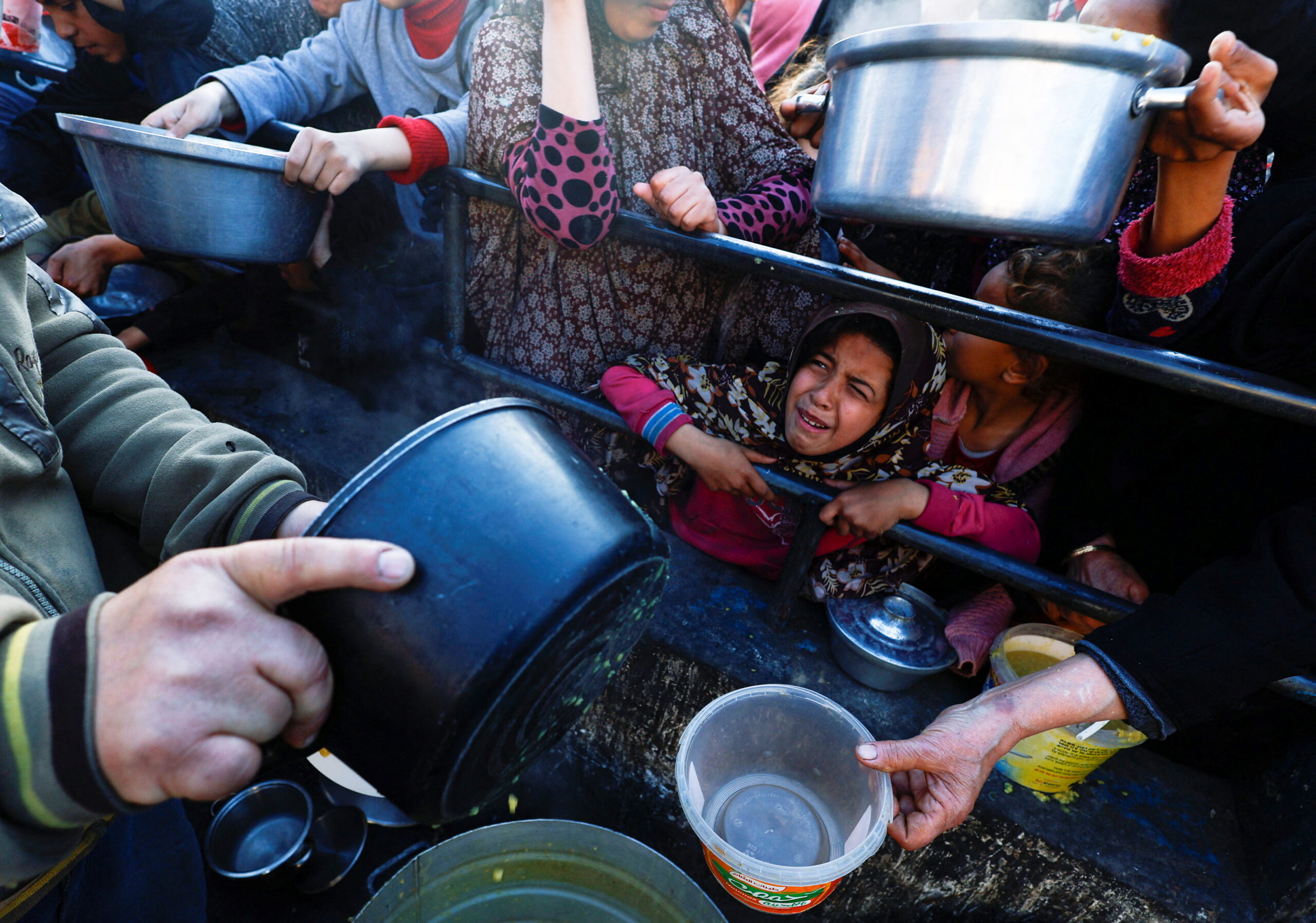 طفلة فلسطينية تنتظر توزيع حصص الطعام في رفح جنوب قطاع غزة. تصوير: محمد سالم - رويترز.