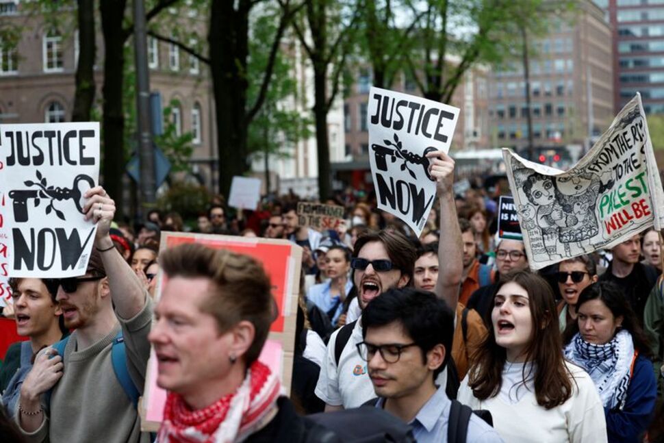 Students and employees of the University of Amsterdam take part in a march against the ongoing conflict between Israel and the Palestinian Islamist group Hamas in Gaza and the University leadership after police broke up a student protest camp overnight, in Amsterdam, Netherlands, May 7, 2024. REUTERS/Piroschka van de Wouw