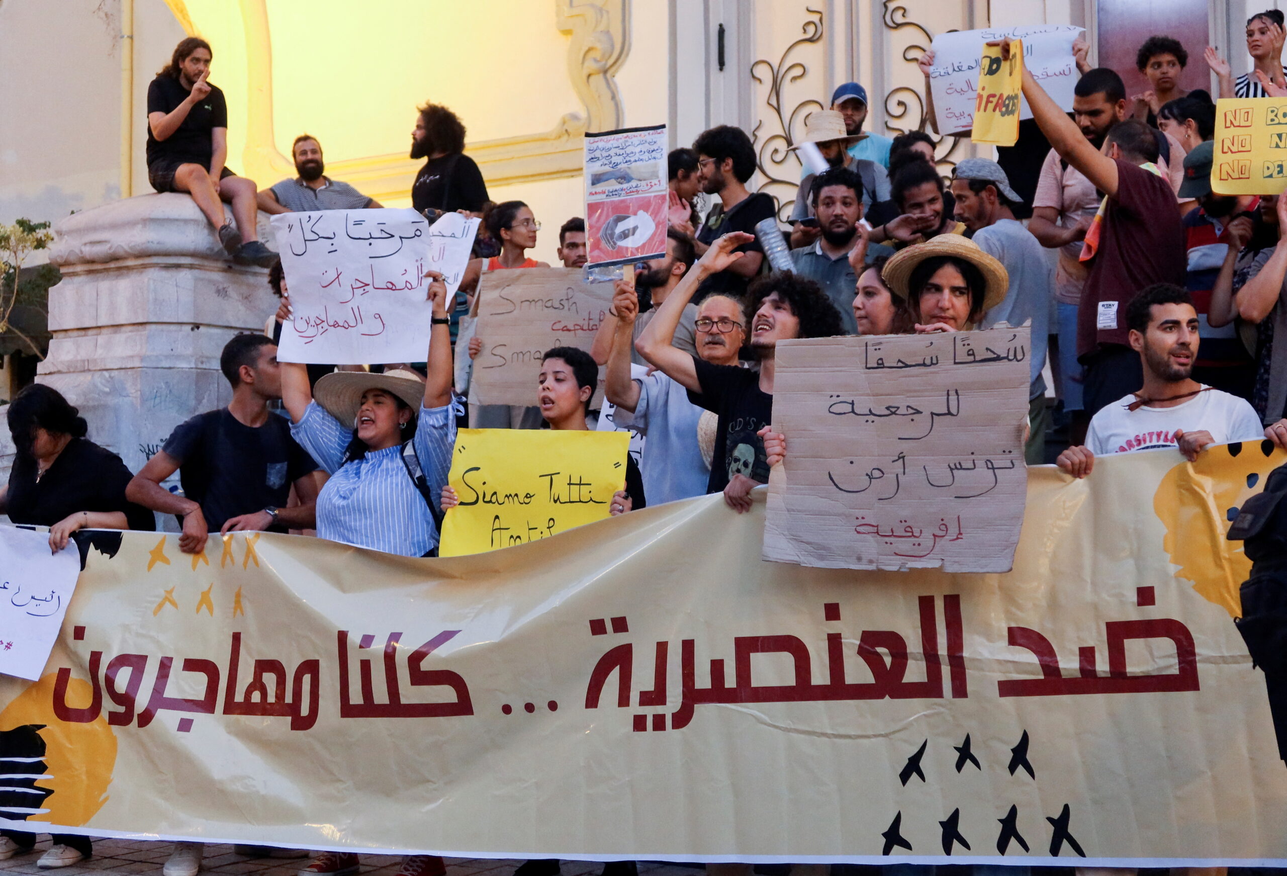 من مظاهرات مطالبة بوقف الانتهاكات ضد المهاجرين الأفارقة بالعاصمة تونس في يوليو/ تموز 2023 (رويترز)