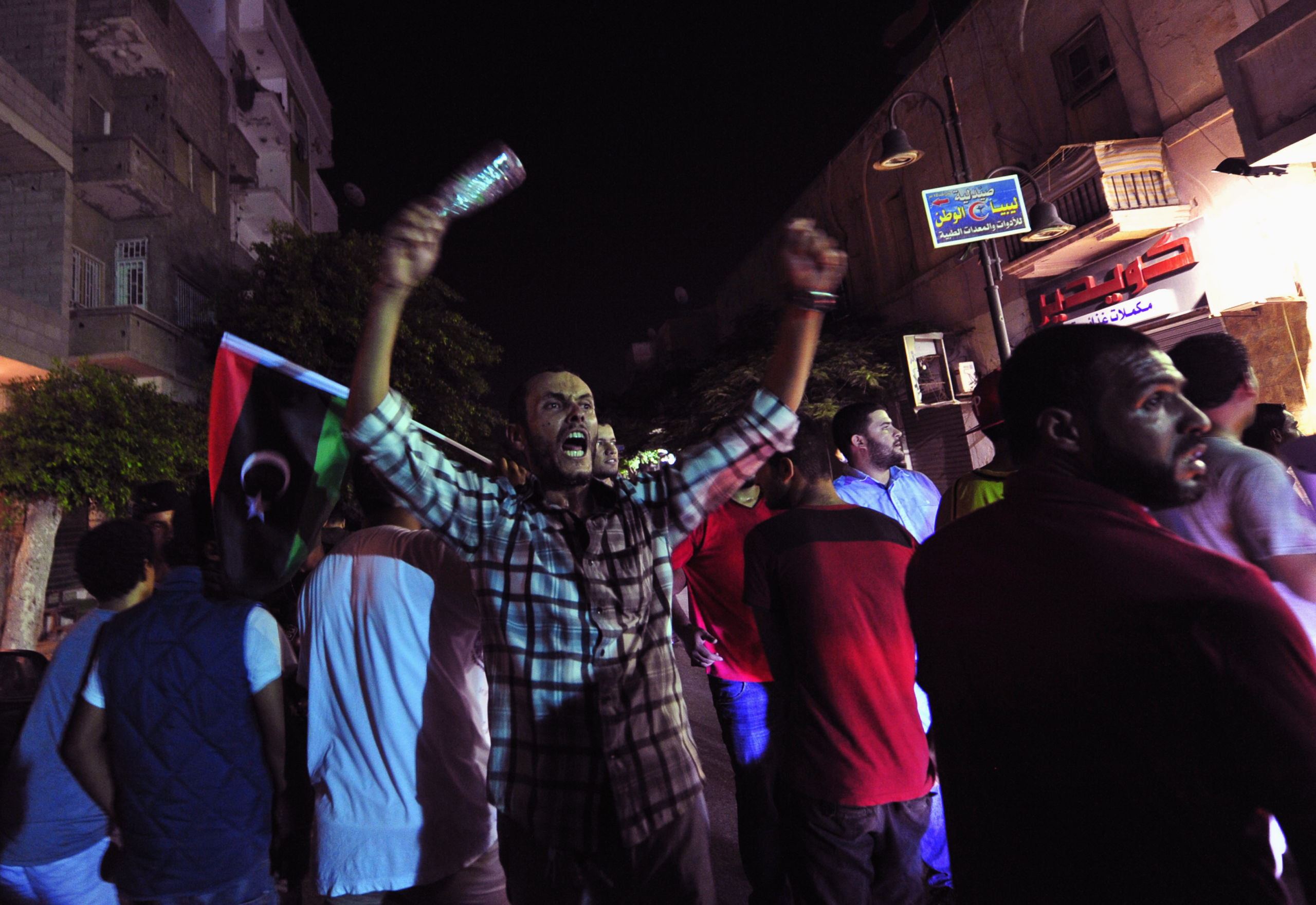 متظاهرون في شوارع بنغازي (رويترز)