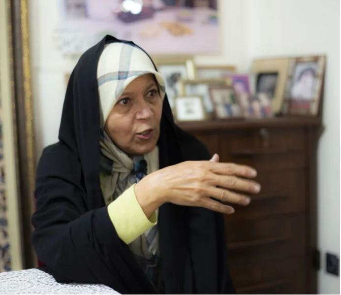 ائزة رفسنجاني ناشطة بارزة في مجال حقوق المرأة وواجهت قوات الأمن في كثير من المناسبات (الصحافة الإيرانية)