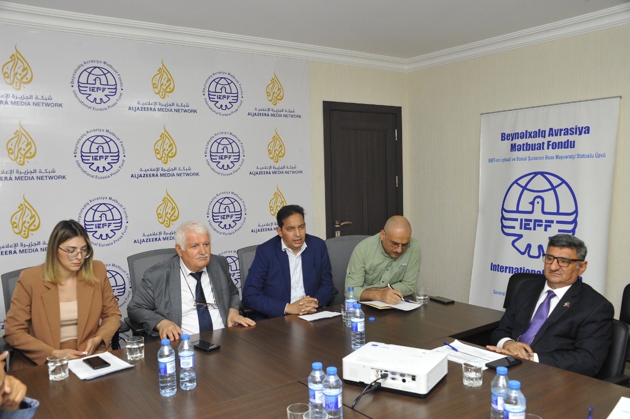 الزميل محمد غلام أثناء إلقائه كلمة في افتتاح الدورة وعن يمينه أومود ميرزاييف رئيس مؤسسة أوراسيا الدولية (الجزيرة)