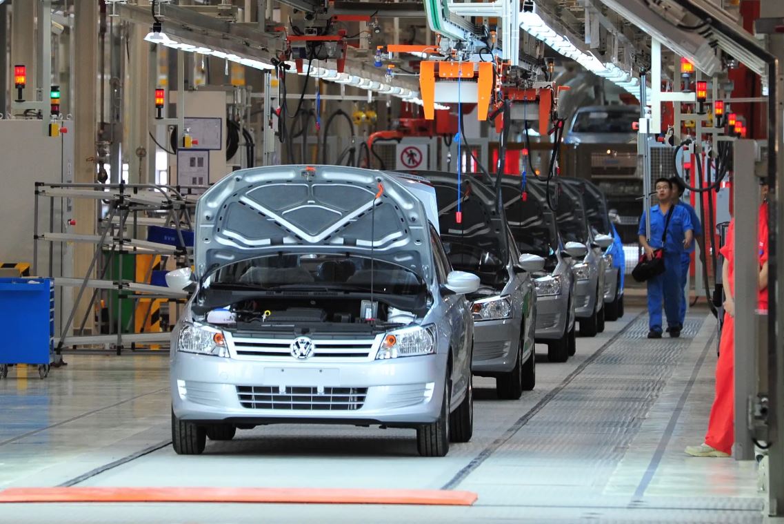 فولكس فاغن أعلنت في وقت سابق عن تدقيق حقوقي بمصنع لها بشينغيانغ وسط تشكيك من منظمة هيومن رايتس ووتش (رايتس ووتش)