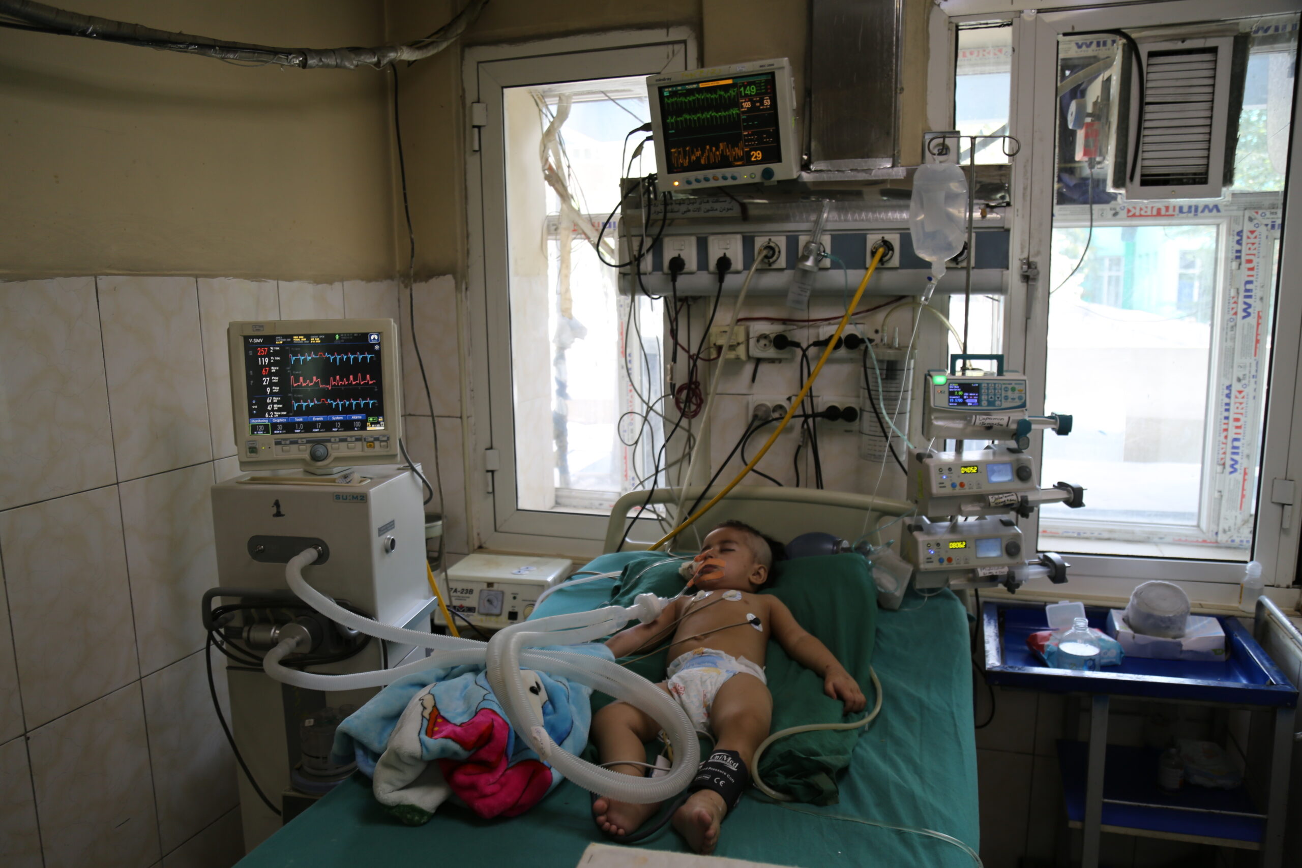 الطفل جاويد يعاني من التهاب كبد مزمن تسبب له في فشل كلوي جزئي (الجزيرة)