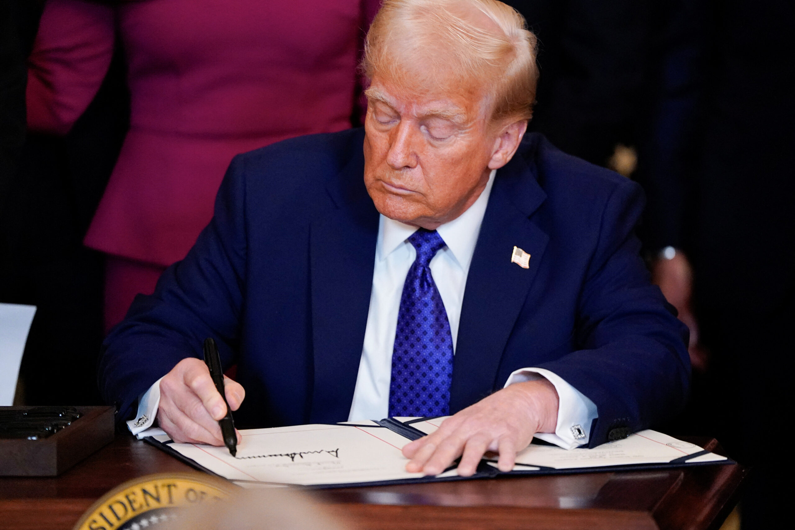 رايتس ووتش قالت إنها رصدت 100 إجراء ضار بحقوق الإنسان خلال الأيام الـ100  الأولى لترامب بالسلطة (رويترز)