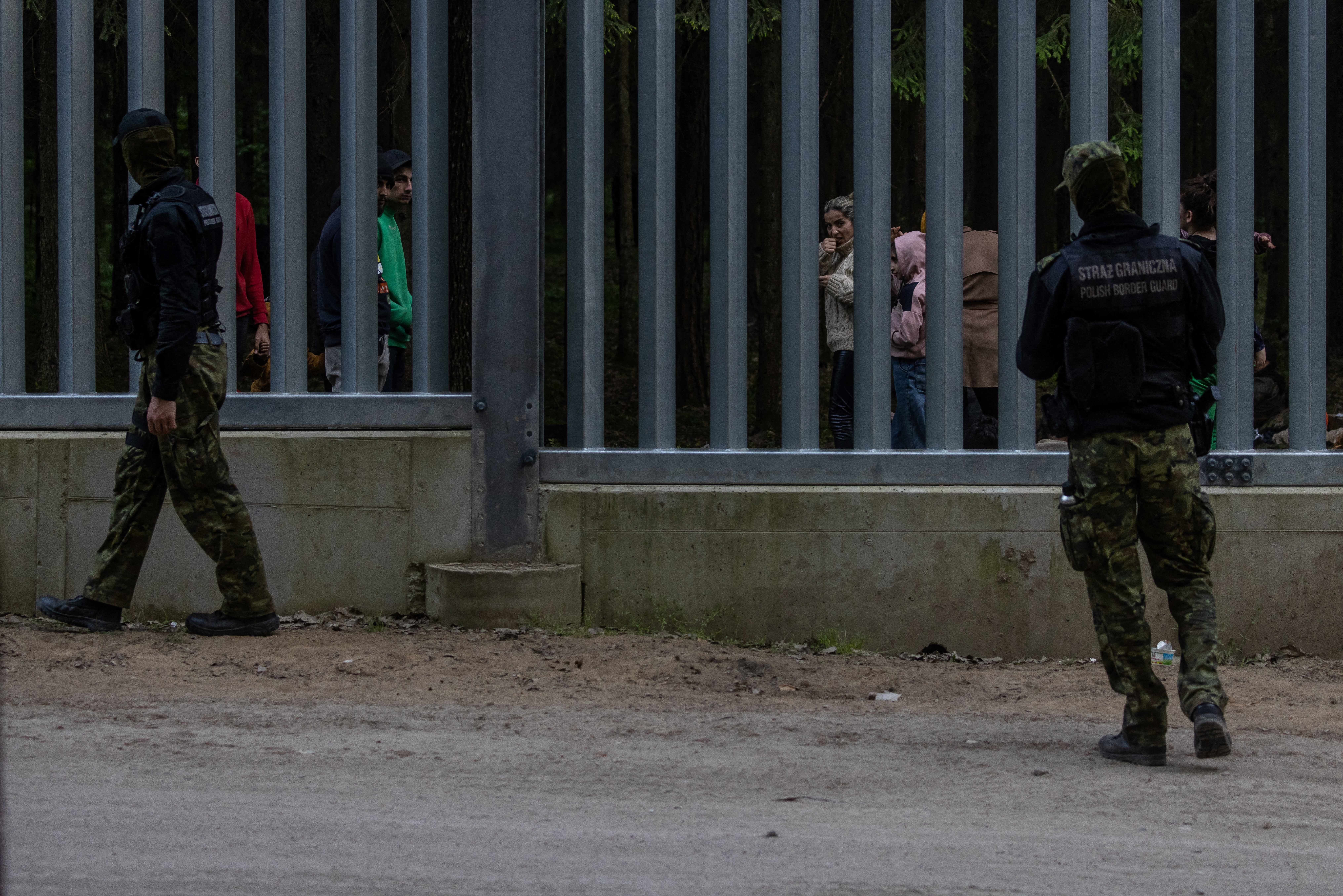 عناصر من حرس الحدود البولندي في دورية لمراقبة حركة المهاجرين على طول الجدار الحدودي مع بيلاروسيا (الفرنسية)