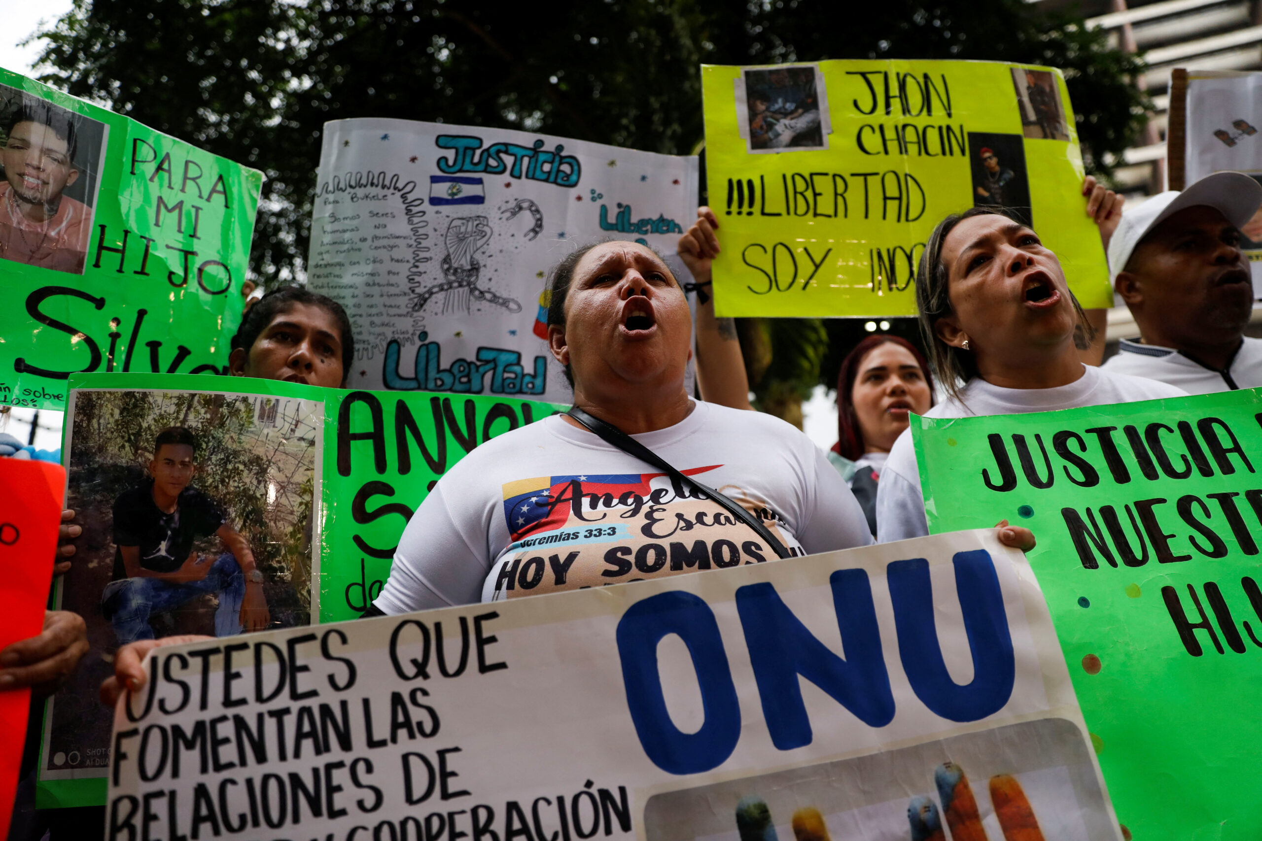 من مظاهرة لعائلات المسجونين في السالفادور أمام مبنى الأمم المتحدة بكراكاس في أبريل 2025 (رويترز)