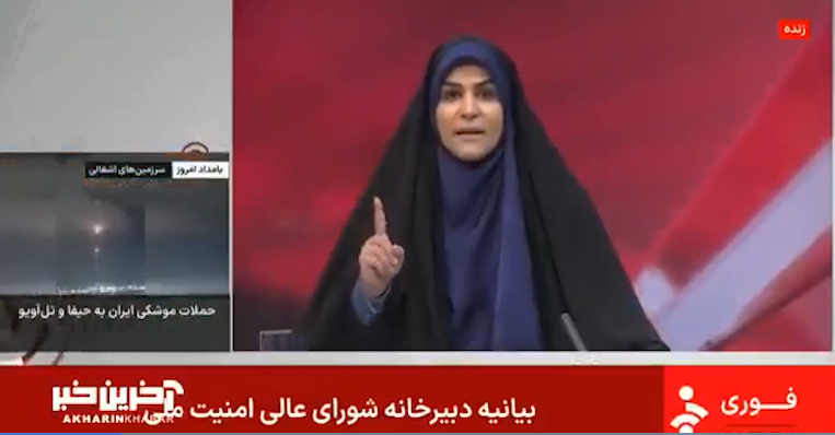 المذيعة الإيرانية سحر إمامي وهي تذيع النشرة قبل ثوان من ضرب مبنى التلفزيون في 16 يونيو/حزيران 2025 (الجزيرة)