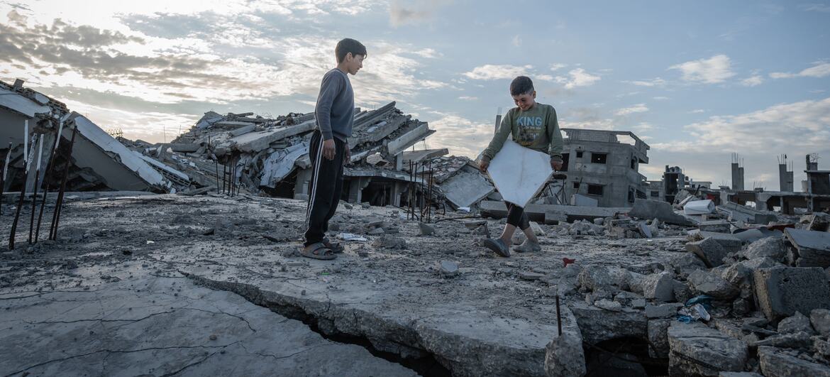 © WFP/Maxime Le Lijour A boy moves rubble from the ruins of his family's home in Gaza.