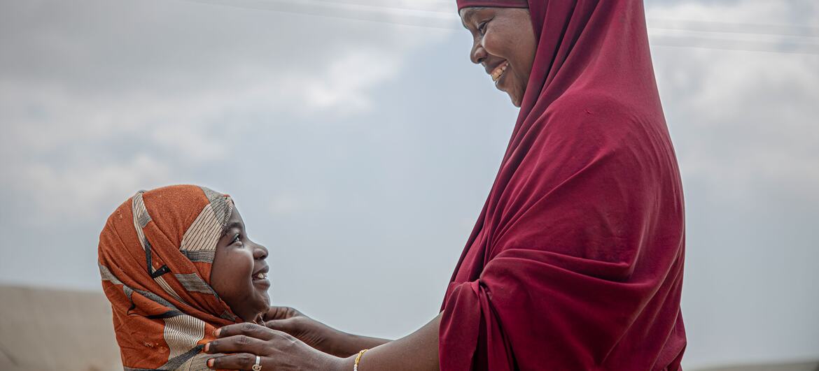 © UNFPA/Usame Nur Hussein A mother and daughter in the Rabi Yasir camp for internally displaced people in Mogadishu, Somalia. 