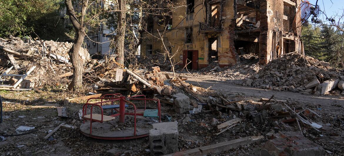 © UNICEF/Oleksii Filippov The ruins of a residential building destroyed by shelling stand next to a children’s playground in Druzhkivka, Donetsk region, Ukraine. (file)
