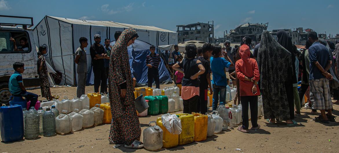 © UNICEF/Mohammed Nateel Displaced families in Gaza rely on trucked water to meet their daily needs. (file photo)