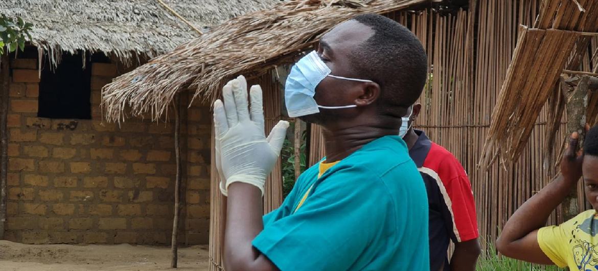 WHO A health worker in Motema Pembe area prepares for a household decontamination in Mbandaka, Democratic Republic of the Congo