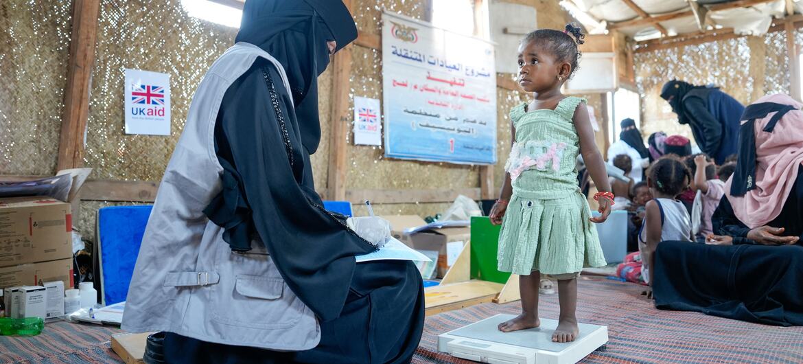 © UNICEF/Mohanad Waqqas An 18-month-old girl suffering from malnutrition is weighed at a displaced camp in Lahj, Yemen.