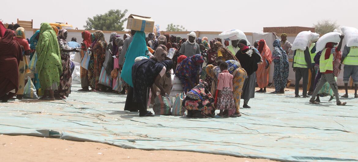 © WFP/Asma Achahboun Sudanese refugees queue up for food at a distribution point in Adre, a Chadian town on the border with Sudan.