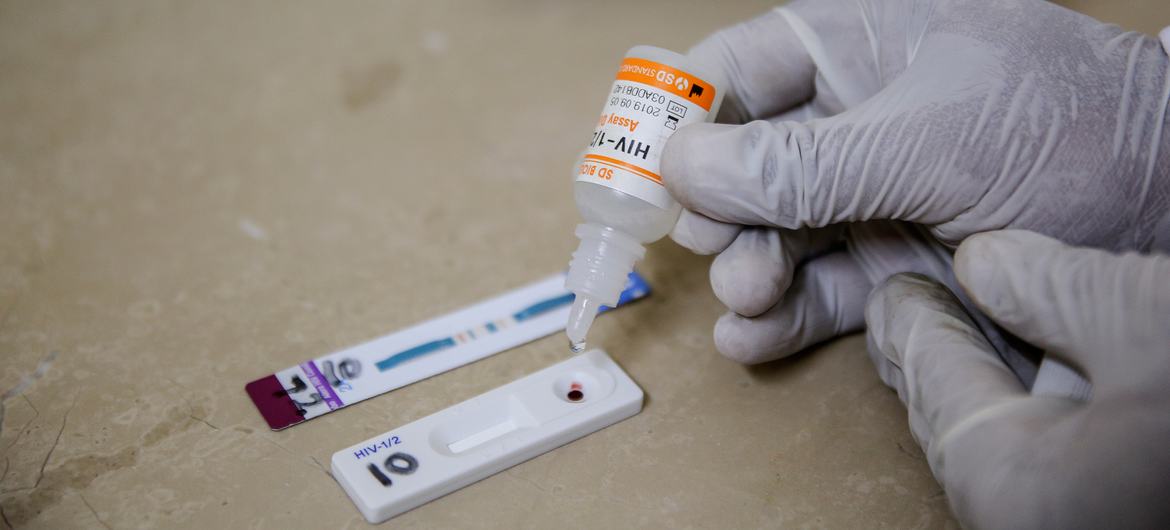 © WHO/Asad Zaidi A lab technician conducts an HIV screening test at a medical centre in Hayatabad in the Peshawar district of Pakistan.