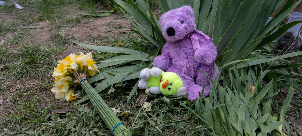 © UNICEF/Oleksii Filippov A bouquet of flowers and soft toys placed near the site of a missile strike, left in memory of the children killed in the early morning attack in Kyiv, Ukraine, on 24 April 2025.