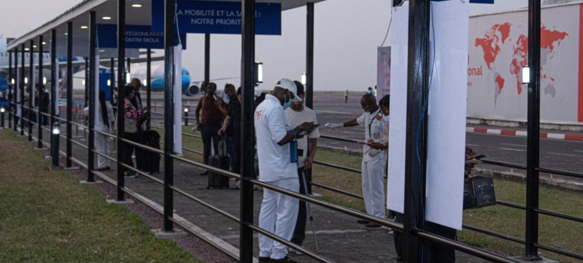 © IOM Passengers arriving in the DR Congo capital, Kinshasa, are screened as part of Ebola prevention efforts.