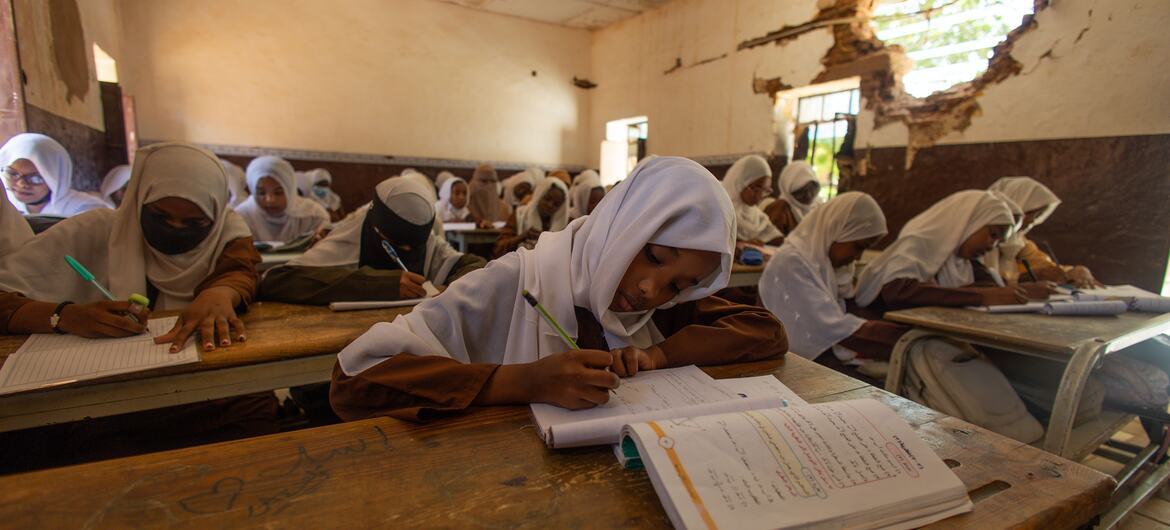 © UNICEF/Ahmed Mohamdeen Elfati Girls study in a partially destroyed classroom in Khartoum State, Sudan