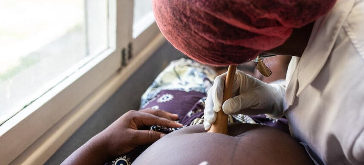 © UNFPA Mozambique Skilled health professionals and timely, quality emergency obstetric care can help prevent fistula